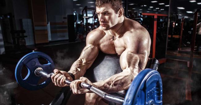 Bild zeigt fokusierten Sportler beim Bizeps-Training