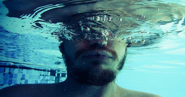 Bild zeigt Mann beim Tauchen und Luft anhalten vor dem Training