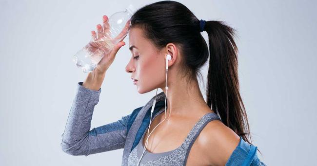 Sportlerin mit Spannungskopfschmerzen nach dem Training