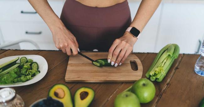 Frau bereitet Obst und Gemüse für die NIME-Diät zu