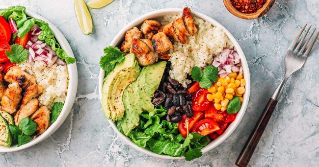 Gesunde Bowl mit Avocado, Reis, Hähnchen und Gemüse – ideal nach dem Training