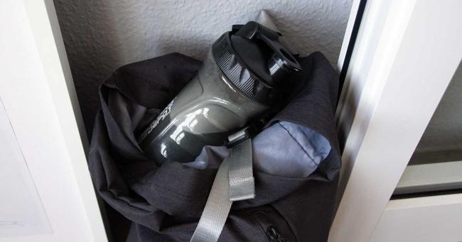 Shaker mit Clear Whey in einer Sporttasche – bereit zum Mitnehmen