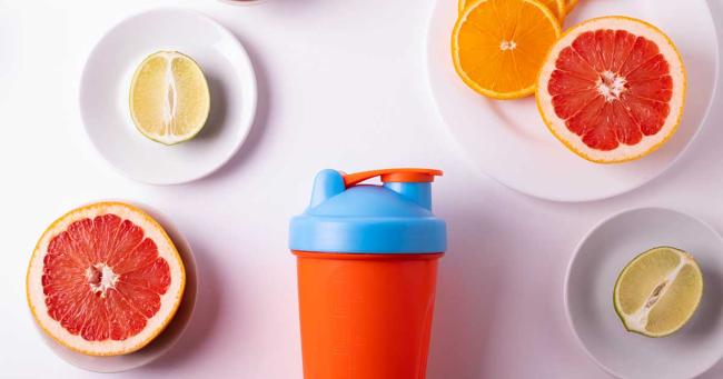 Proteinshaker mit frischen Zitrusfrüchten – leichte Eiweißalternative im Sommer