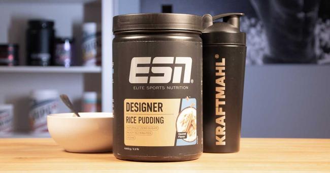 ESN Designer Rice Pudding neben Kraftmahl Shaker auf Holztisch