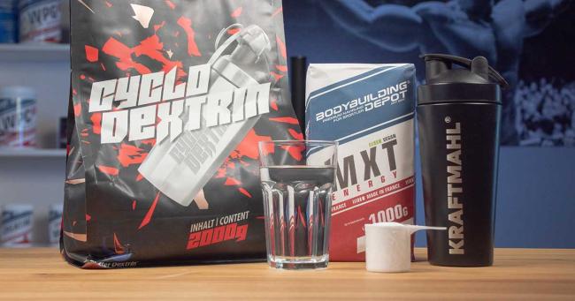 Gegenüberstellung von Cluster Dextrin (Cyclo Dextrin) und Maltodextrin Pulver mit Shaker und Messlöffel