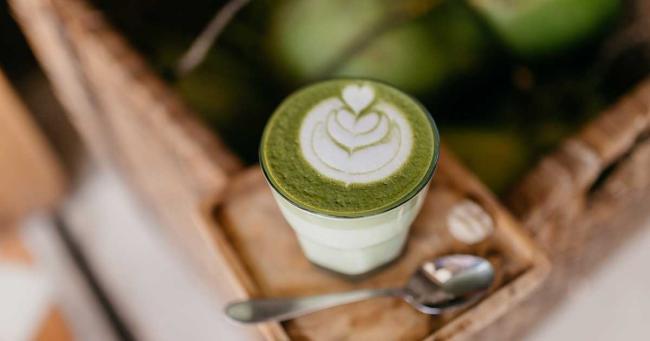 Matcha Latte mit Milch in einem Glas – Kaffee-Alternative aus grünem Tee