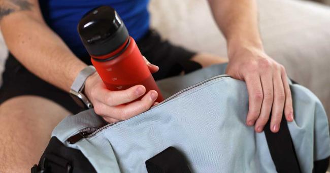 Sporttasche wird gepackt – erster Schritt zum Training auch ohne Motivation