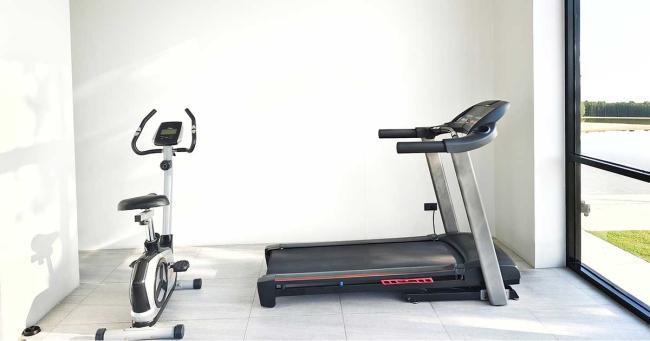 Cardio-Geräte für zu Hause im Vergleich: Laufband und Ergometer im Home-Gym