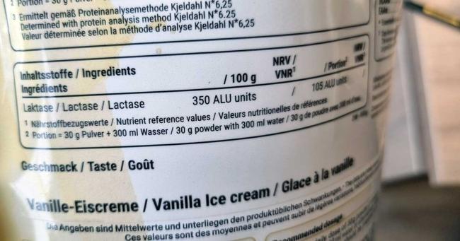 Zutatenliste eines Proteinpulvers mit ausgewiesener Laktase und Angabe der Enzymaktivität in ALU-Einheiten