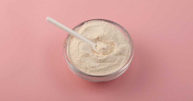 Xanthan (E415) als Pulver in einer Glasschale mit Messlöffel