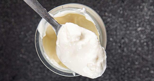 Skyr mit Löffel in Schale – Protein pro 100 g und cremige Konsistenz