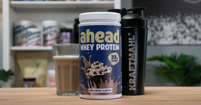 Ahead Iced Coffee im Kraftmahl-Test neben Proteinshake und Shaker
