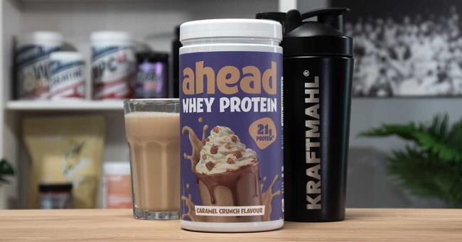 Ahead Whey Protein Caramel Crunch im Test – zubereiteter Shake im Glas mit Shaker