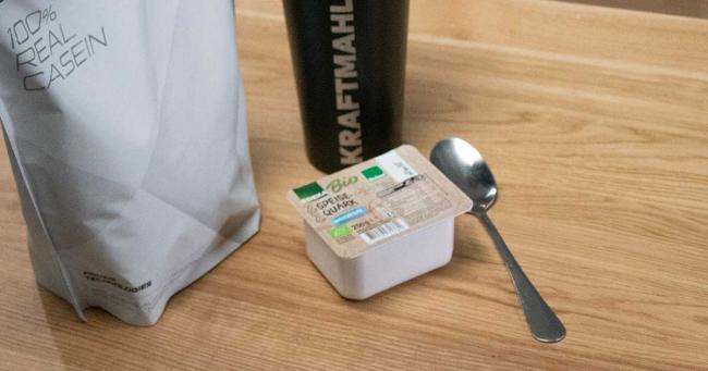 Casein-Protein, Kraftmahl-Shaker und Magerquark als sättigende Proteinquellen während einer Diät