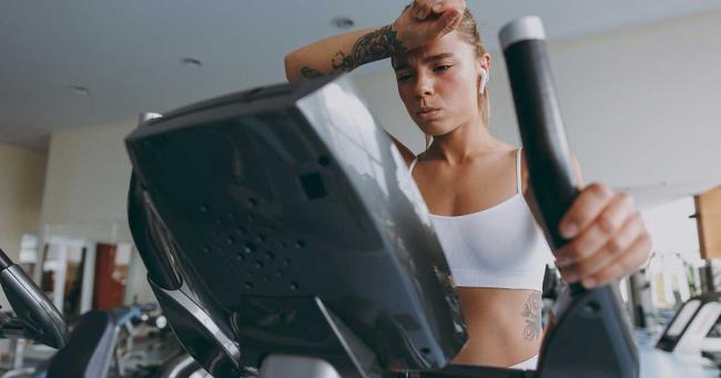 Sportlerin beim intensiven Cardio-Training im Fitnessstudio zur Fettverbrennung