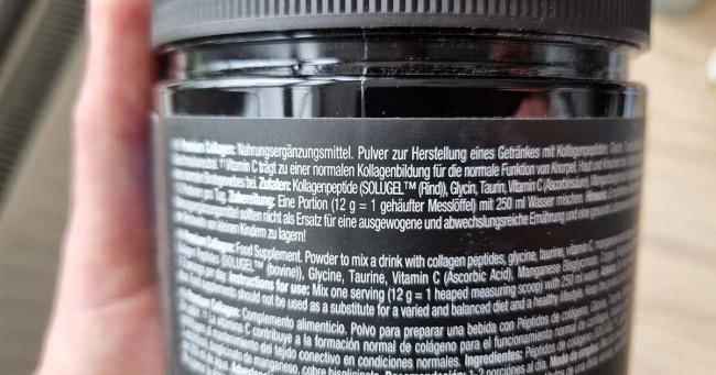 Zutatenliste eines Kollagenpulvers mit Fokus auf Kollagenpeptide