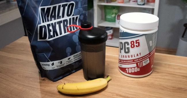 Maltodextrin, Proteinpulver und Banane als typische Kohlenhydratquellen im Sportbereich