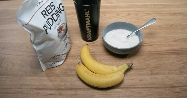 Banane, Reispudding und Kraftmahl-Shaker als schnelle Kohlenhydratquellen rund ums Training
