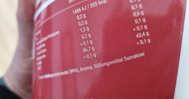 Zutatenliste eines Proteinpulvers mit dem Süßungsmittel Sucralose