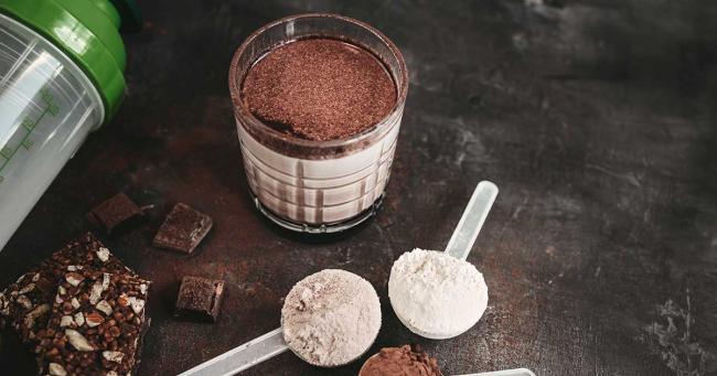 Veganes Proteinpulver mit Shake und verschiedenen Proteinquellen