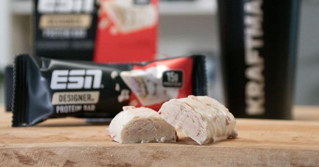 Angeschnittener ESN Designer Bar mit cremiger Füllung und weißer Schokoladenhülle im Produkttest.