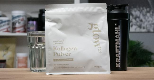 Glow25 Kollagen Pulver im Praxistest neben einem Glas Wasser und einem Shaker auf einem Tisch