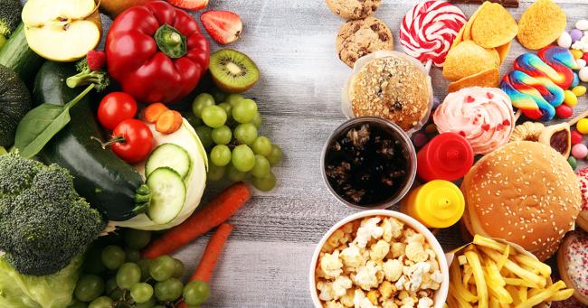 Gegenüberstellung von frischen Lebensmitteln wie Gemüse und Obst sowie Fast Food und Süßigkeiten als Symbol für Lebensmittel, die lange sättigen oder schnell wieder Hunger machen.