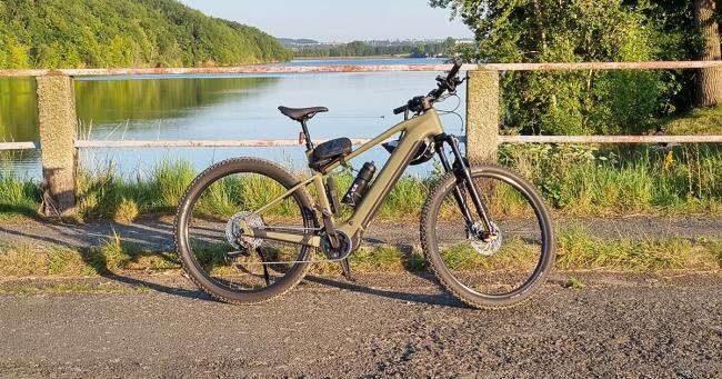 E-Bike bei einer Radtour an der Koberbachtalsperre bei Crimmitschau