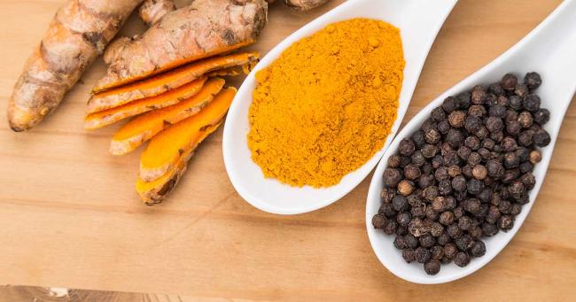Kurkuma und schwarzer Pfeffer mit Curcumin und Piperin