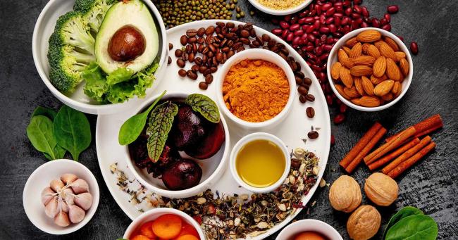 Ausgewogene Ernährung mit Gemüse, Hülsenfrüchten, Nüssen und pflanzlichen Lebensmitteln