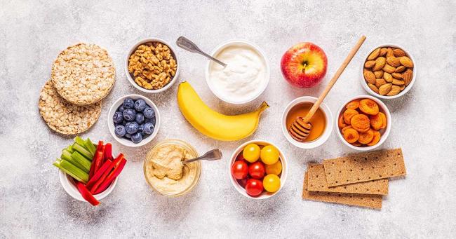 Pre-Workout-Lebensmittel mit Banane, Reiswaffeln und Joghurt