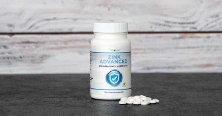 Bild zeigt vit4ever zink advanced Dose und einzelne Tabletten