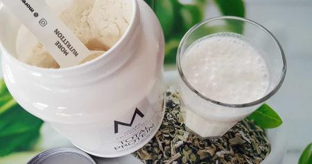 Bild zeigt More Total Protein und fertigen Shake