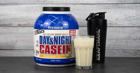 Bild zeigt das Weider Day & Night Casein und fertig zubereiteten Shake mit Kraftmahl-Shaker