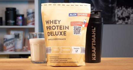 Glas mit Aldi Whey Protein Deluxe Vanille Shake und Kraftmahl Shaker