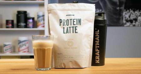 Prozis Protein Latte im Test mit Shaker und Glas Latte