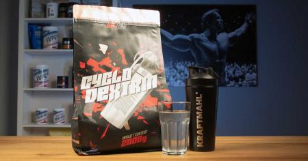 Big Zone Cyclo Dextrin im Kraftmahl Test – Produktfoto mit Shaker und Wasserglas auf Holztisch