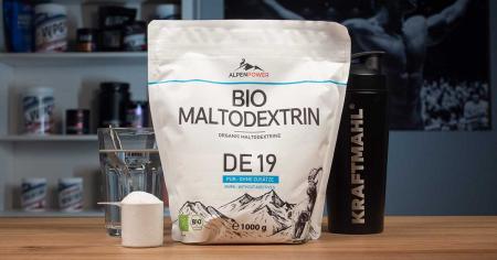 Bio Maltodextrin DE 19 von AlpenPower in 1-kg-Beutel mit Messlöffel, Glas Wasser und Kraftmahl-Shaker