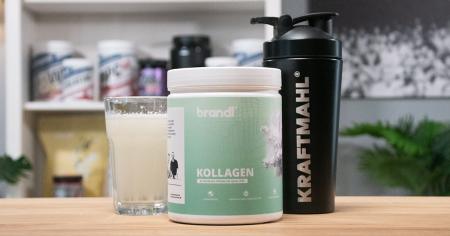 Brandl Kollagen Pulver neben einem angerührten Kollagengetränk und Kraftmahl-Shaker im Praxistest