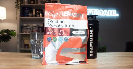 GymBeam 100 % Creatine Monohydrate, neutral, 1 kg im Kraftmahl-Praxistest mit Wasserglas und Shaker.