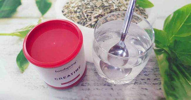 Bild zeigt eine Dose Foodspring Creatine Pulver