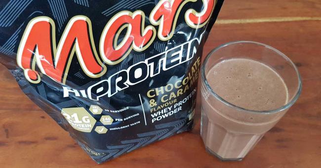 Bild zeigt Mars Hi Protein und ein Glas mit Eiweißshake