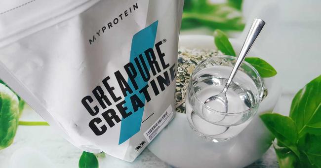 Bild zeigt MyProtein Creatin und Glas zubereitet