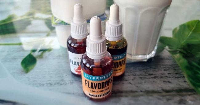 Bild zeigt MyProtein FlavDrops im Test und beim Sammeln von Erfahrungen mit dem Produkt