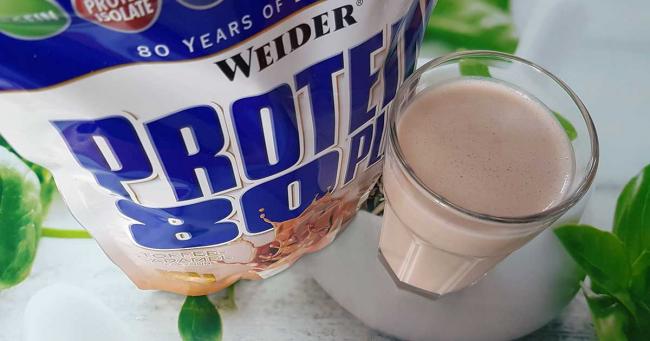 Weider Protein 80 Plus und ein Glas zubereiteter Eiweißshake