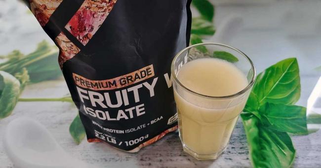 Bild zeigt ESN Fruity Whey und fertig zubereiteten Shake