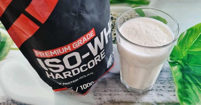 Bild zeigt ESN Iso-Whey Hardcore und fertigen Shake