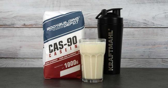 Bild zeigt CAS-90 von Bodybuilding Depot und fertig zubereiteten Shake im Kraftmahl-Test
