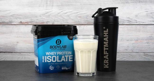 Bild zeigt Bodylab24 Whey Isolat und Kraftmahl-Shaker mit zubereitetem Shake