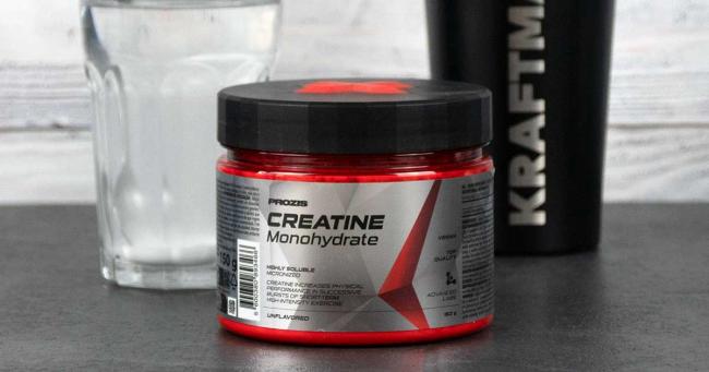 Bild zeigt Prozis Kreatin im Kraftmahl Test mit Shaker und Glas mit zubereitetem Kreatin